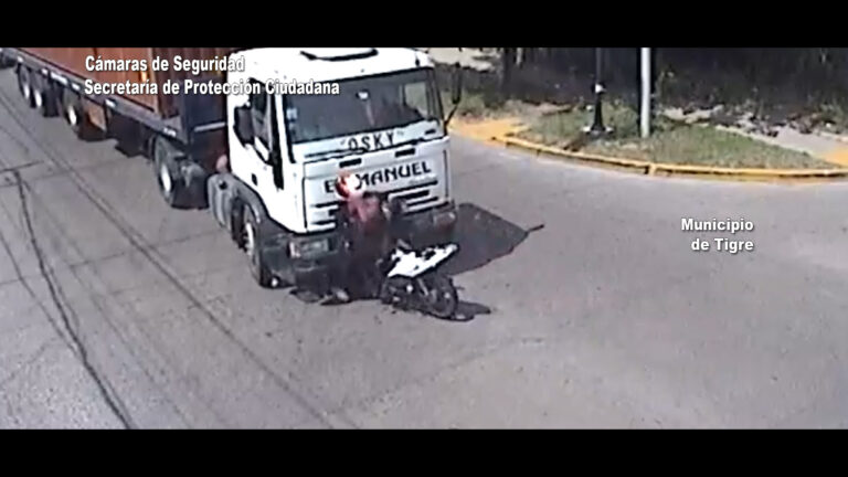 Violento choque en Don Torcuato: una moto impactó de frente contra un camión