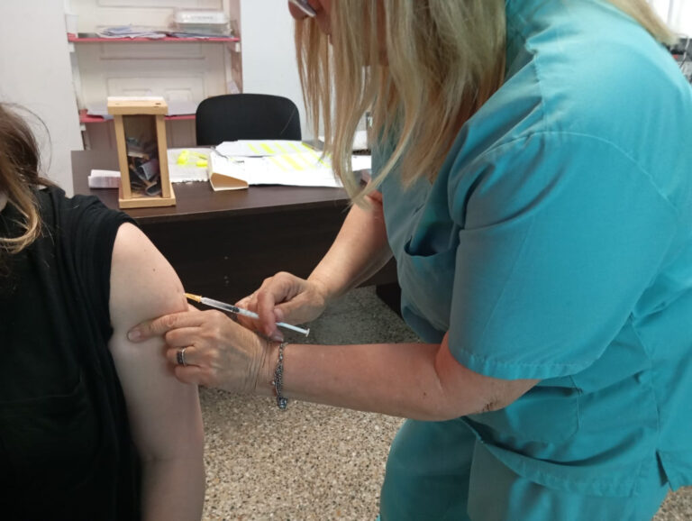 Continúa la campaña de vacunación contra el dengue y la tos convulsa en Escobar