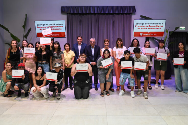 Julio Zamora entregó certificados a jóvenes que se capacitaron como promotores comunitarios de salud adolescente