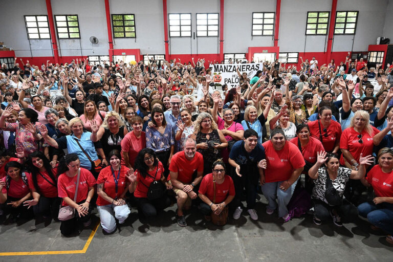 Julio Zamora con trabajadoras vecinales
