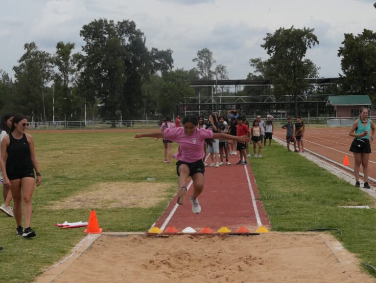 En el marco de la Colonia de Verano 2026, la comunidad disfrutó de actividades en la Pista de Atletismo Municipal