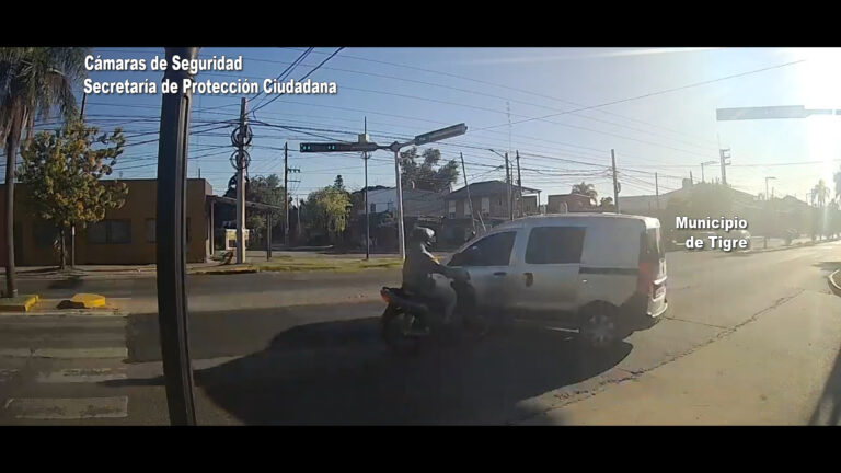 Circulaba sin registro de conducir una moto a alta velocidad, cruzó en rojo e impactó contra un auto en General Pacheco