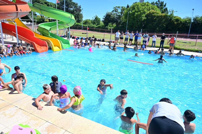 Miles de vecinos y vecinas ya disfrutan de una nueva edición de la Colonia de Verano en Escobar
