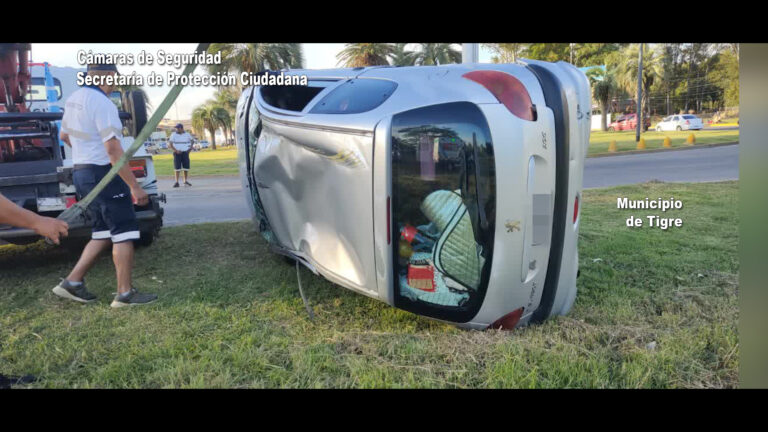 Conducía a alta velocidad, perdió el control del vehículo y volcó en Rincón de Milberg