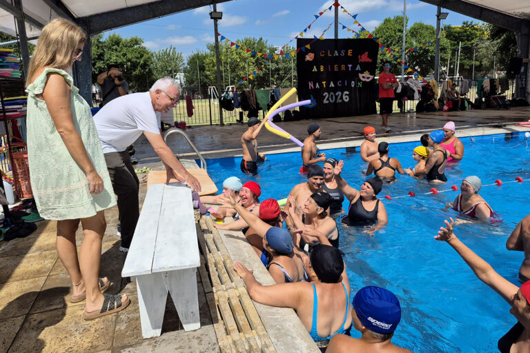 En el marco de las colonias de verano, Julio Zamora acompañó unas clases abiertas de natación en polideportivos del distrito