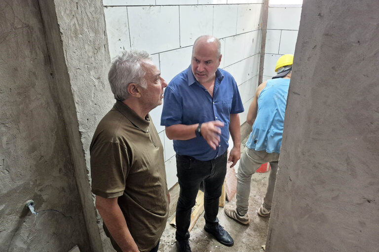 En Don Torcuato, el Municipio de Tigre avanza con la remodelación de sanitarios y trabajos de pintura en la Escuela Primaria N° 29