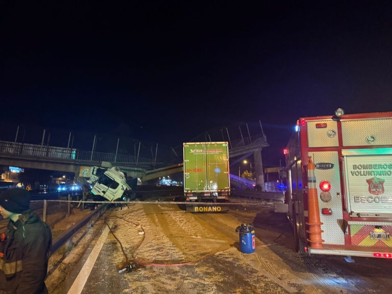 Escobar: corte total en Panamericana en ambos sentidos por la caída de un puente peatonal