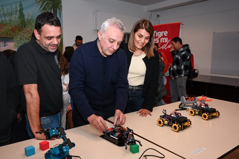 Fortalecimiento digital: Julio Zamora acompañó la apertura de una nueva sede de la Escuela Municipal de Tecnología y Robótica
