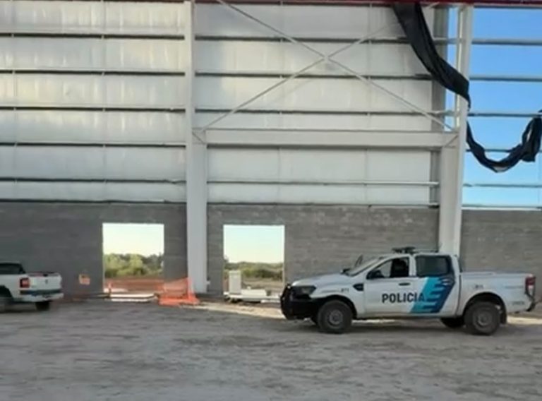 El Municipio clausuró preventivamente la obra de Mercado Libre en Loma Verde tras la muerte de un operario de 27 años