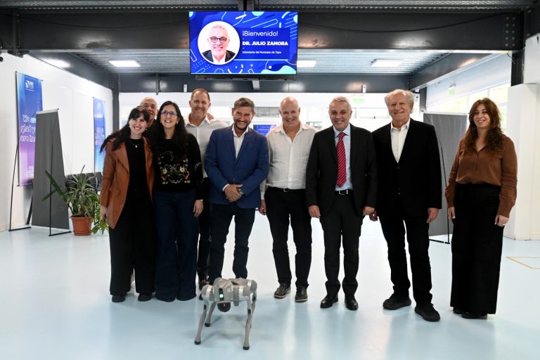 Julio Zamora acompañó una jornada de aprendizaje sobre programación, robótica y tecnología en ORT Tigre